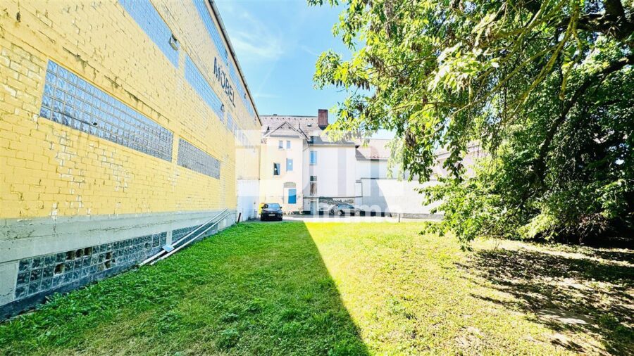 Vielseitiges Gewerbeensemble mit Entwicklungspotenzial in strategischer Lage von Vellmar - Freifläche neben hinterem Lagergebäude